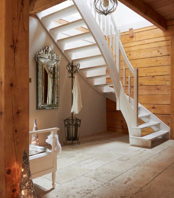 Białe schody w holu