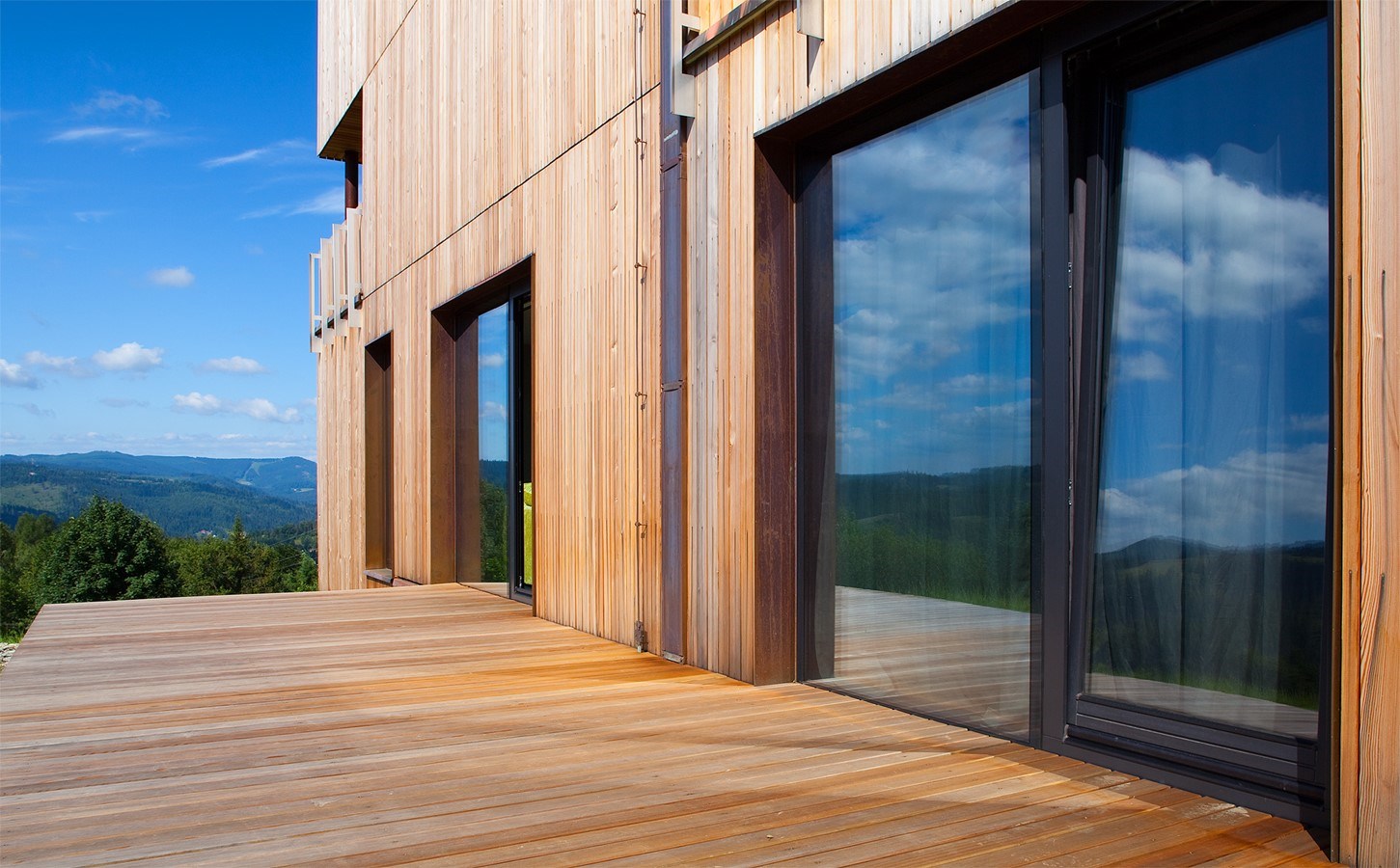 Drewniany taras nowoczesnego domu
