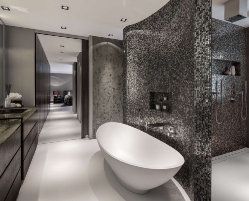 Nowoczesna łazienka ze srebrną mozaiką