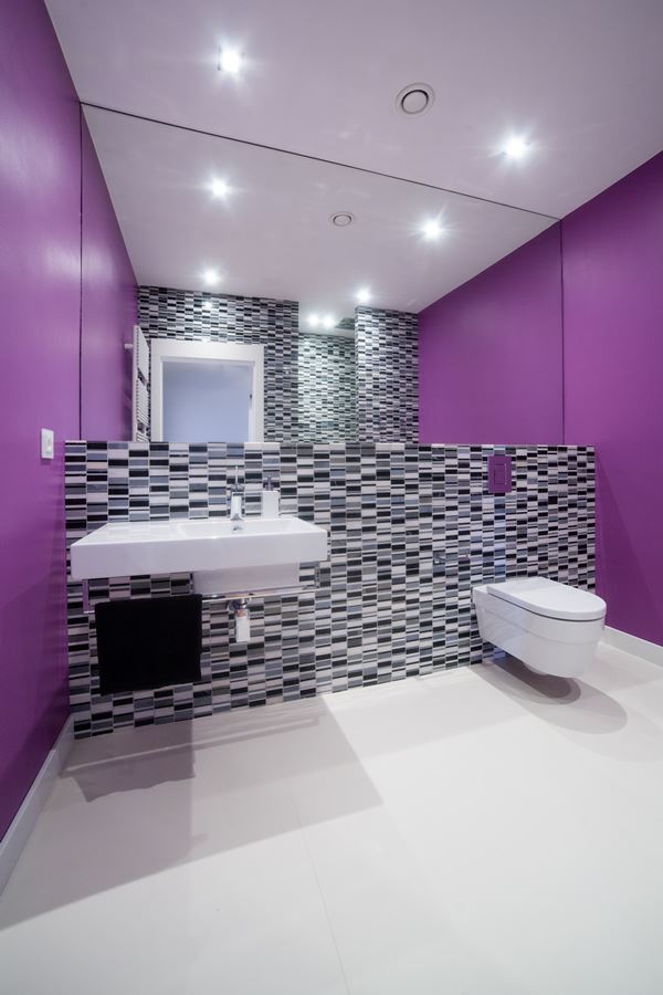 Fioletowa łazienka z mozaiką