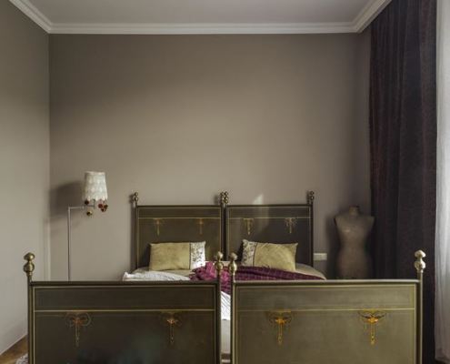 Aranżacja wąskiej sypialni w eklektycznym stylu