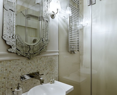 Oryginalne lustro w łazience z prysznicem
