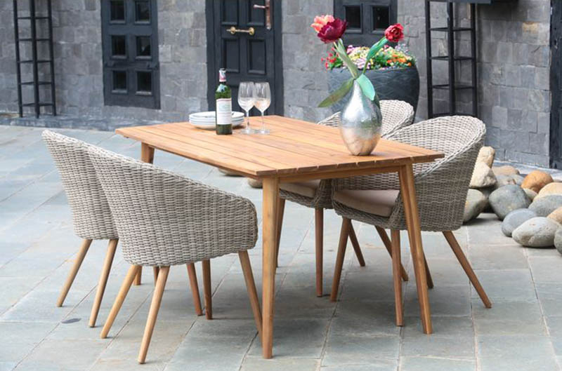 Drewniany stół o krzesła ogrodowe - wymarzony ogród meble i dekoracje ogrodowe