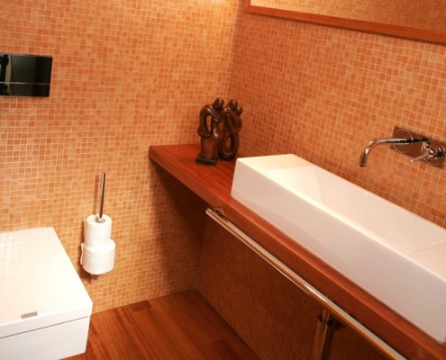 Toaleta z pomarańczową mozaiką styl nowoczesny