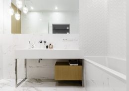 Biała, nowoczesna łazienka z wanną - Dragon Art