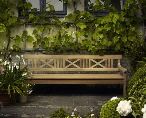 Drewniana ławka ogrodowa w klasycznym stylu - Skagerak