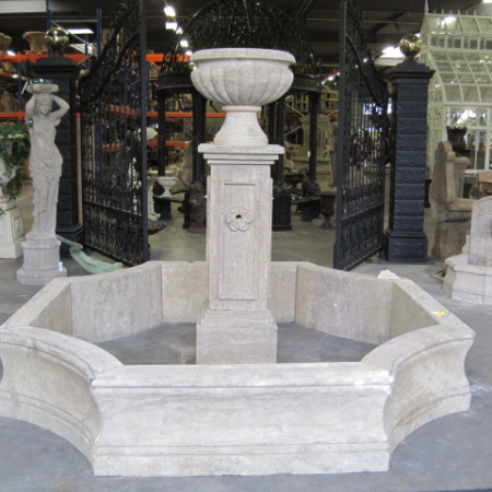 Klasyczna fontanna z donicą