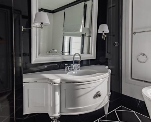 Klasyczna, czarno-biała łazienka z prysznicem