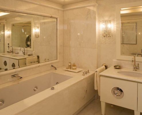 Elegancki pokój kąpielowy w białym kamieniu