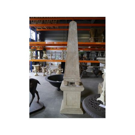 Rzeźba obelisk