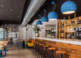 Niebieskie lampy industrialnego baru - restauracja Dilemma