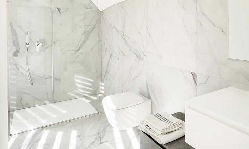 nowoczesne płytki do łazienki imitujące marmur