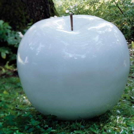 Biała rzeźba jabłko w ogrodzie
