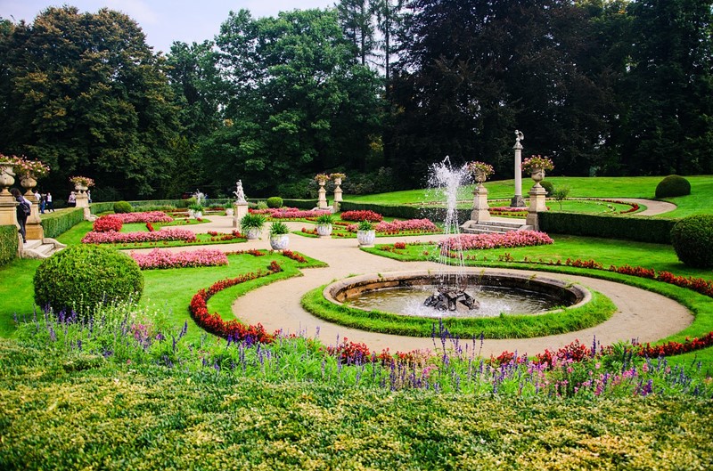 Elegancka fontanna w ogrodzie