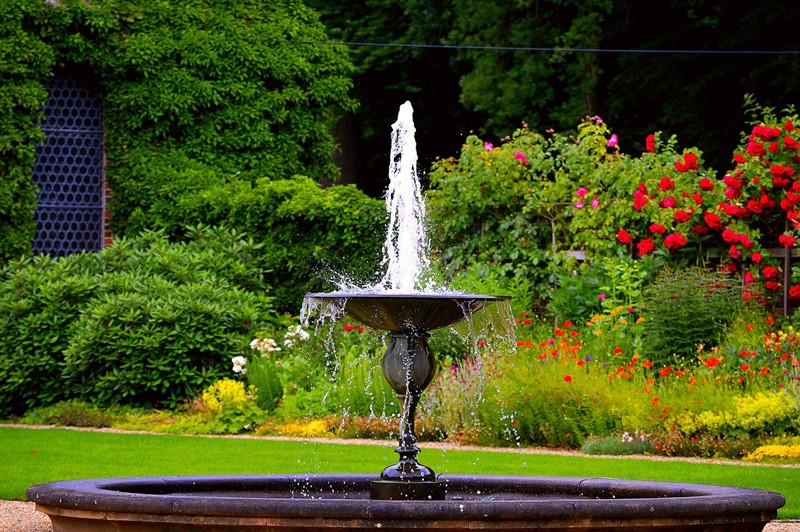 Okrągła fontanna w ogrodzie