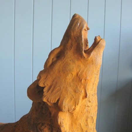 Rzeźba z żelaza wyjący wilk