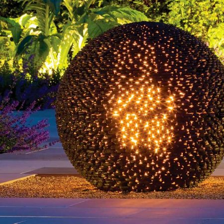 Czarna rzeźba ogrodowa, kula z podświetleniem Dark Planet David Harber