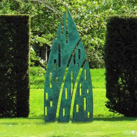 Nowoczesna rzeźba ogrodowa pokryta patyną Eveque David Harber