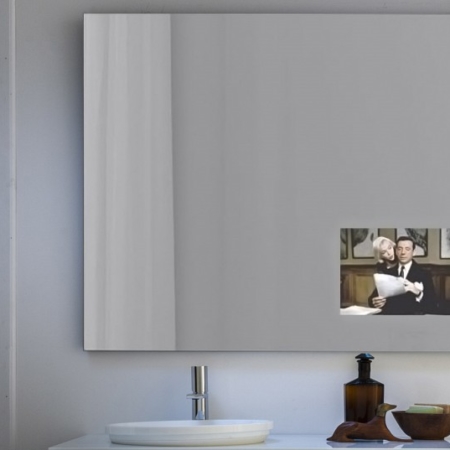 Ozdobne lustro łazienkowe wyświetlaczem TV Spy