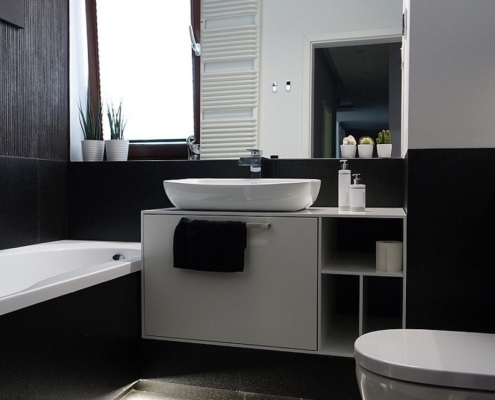 Czarno-biała łazienka w nowoczesnym stylu