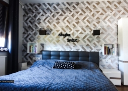 Jasna sypialnia z tapetą dekoracyjną