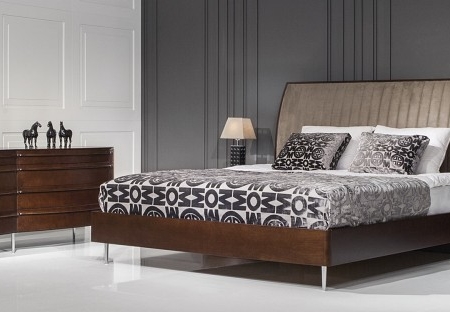 Stylowe łóżko z tapicerowanym wezgłowiem Versa