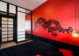 Czerwono-czarna sypialnia w orientalnym wydaniu