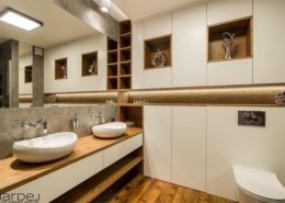 Skandynawska łazienka w drewnie i szarościach
